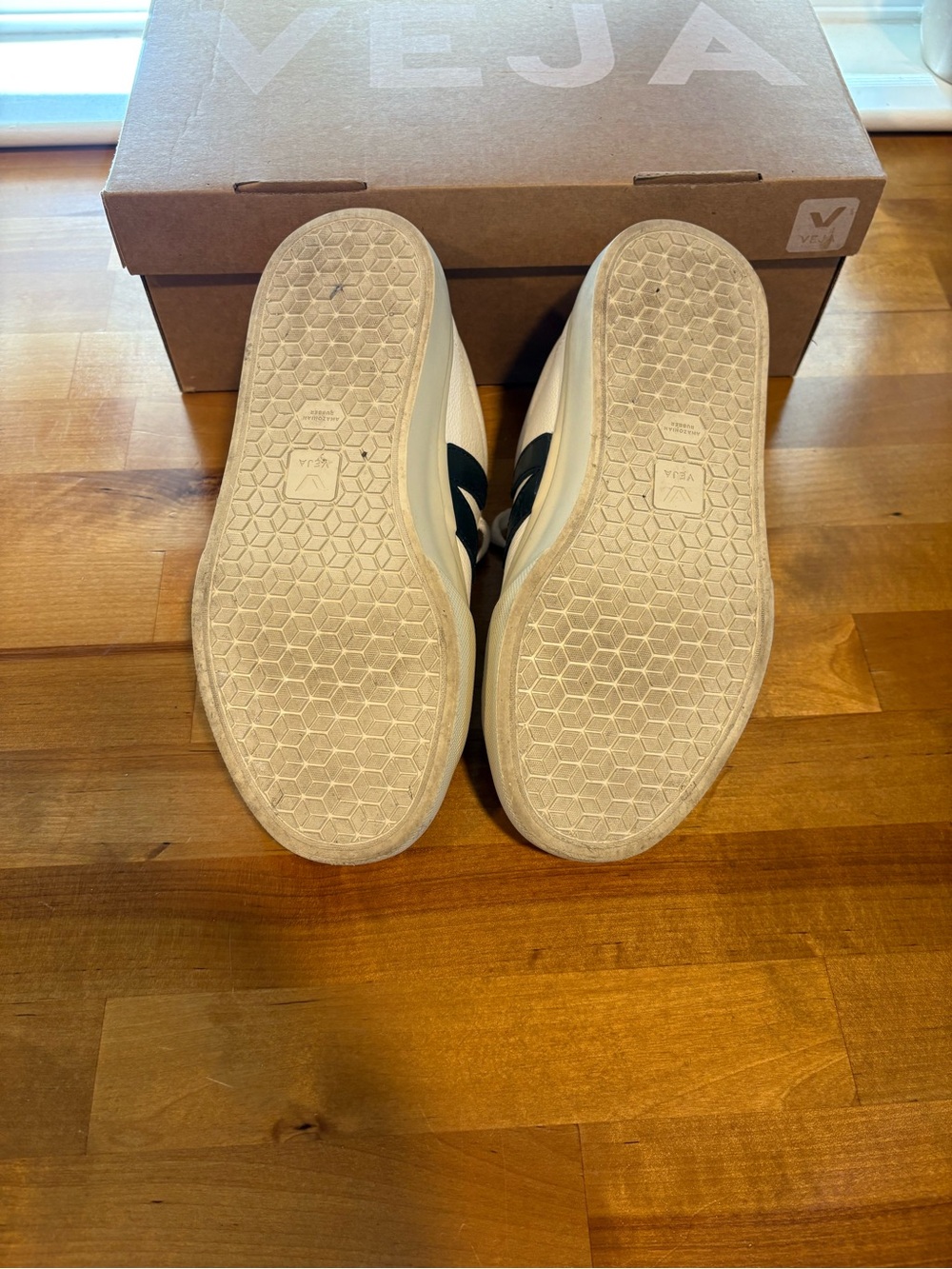 EUC Veja White Sneakers EU 35 with Black V Accent - Picture 8 of 8